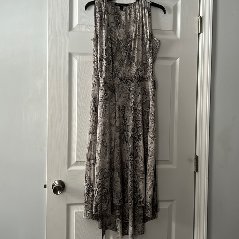 Snake skin dress White House black market, size 6 color, gray